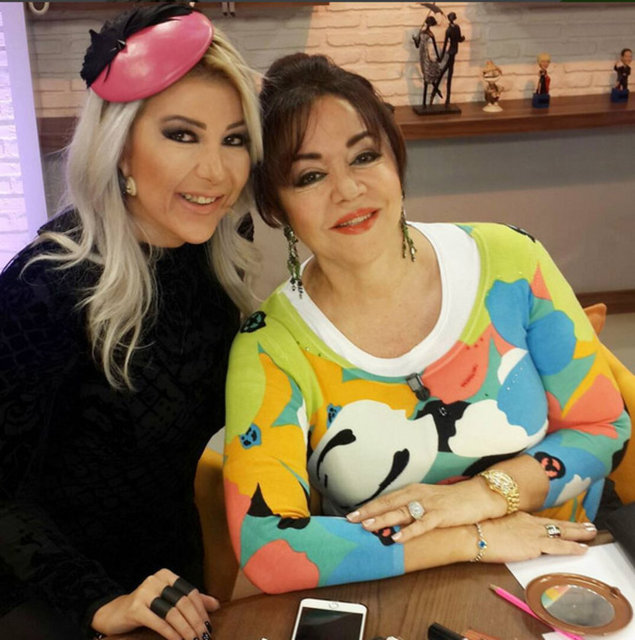 NAZLI HAMARATAllah iyi insanlari erken aliyor yanina malesef...Kalbinin guzelligi yuzune vurmus tanima serefine eristigim en hanimefendi asil kadindi Oya Oydogan katıldığım program boyunca her gün beni odasına cağırır bana hayatıyla ilgili tecrübelerini anlatırdı bana tavsiyeler verirdi hala cümleleri sesi kulagimda çınlıyor hep de orda kalıcaklar çıkmıyacaklar...Geçirdigim kötü günlerde hep omzunu yanimda hissetmiştim ne zaman anneye ihtiyacin olursa evimi biliyorsun telefonumu biliyorsun ara gel konusalim dertleselim kahve icelim yemek yiyelim derdi o tüm sanat dünyasının annesiydi ablasıydı ondan daha hepimizin öğreneceği cok sey vardı çoook erken kaybettik tüm sanat dünyasının hepimizin başı sağolsun...Allah rahmet eylesin Oya Ablamıza kaybımız çoook büyük...