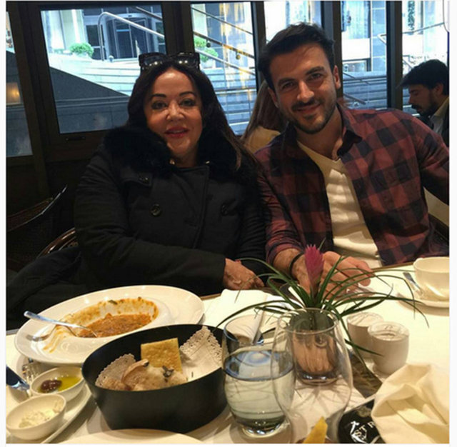 DENİZ AKKAYAGurur'umuzun biricik anası Oya Aydoğan maalesef son savaşında yenik düştü.tum Türkiye'nin ve ailesinin başı sağolsun...