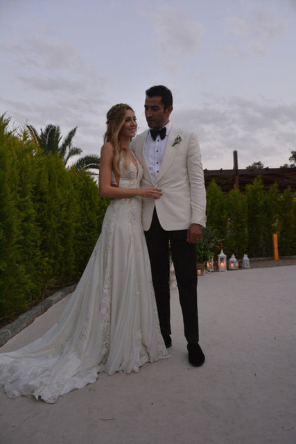 Nikâhtan sonra muhabirlerin karşısına çıkan İmirzalıoğlu, "Arkadaşlar hepinize çok teşekkür ediyoruz, iki gündür burada yoğun mesai harcadığınızın farkındayız. Evlendik ve artık eğlenmek istiyoruz, arkadaşlarımızla bu özel günümüzü izin verirseniz rahat rahat paylaşmak istiyoruz" diyerek ricada bulunurken Sinem Kobal muhabirlere teşekkür etmekle yetindi. -  