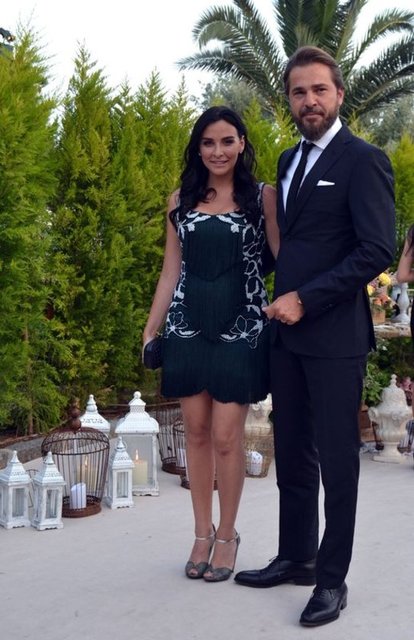 Engin Altan Düzyatan düğün alanına girmeden önce "Sıra Kenan Ağabey'e gelmişti. Ben hem kız tarafı, hem de erkek tarafıyım. İkisi de benim çok eski dostlarım" açıklamasını yaptı.