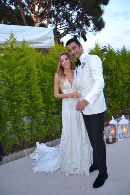 Yaklaşık 300 davetlinin katıldığı masal gibi düğüne davetli olan Şener Şen ve Çağatay Ulusoy katılmazken, Halit Ergenç çekimlerinden dolayı gelemedi.