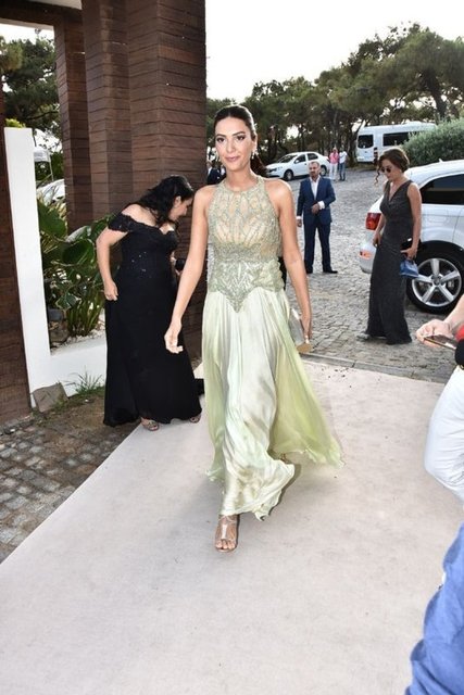 Eşi Halit Ergenç'in sette olduğu için gelemediğini belirten Bergüzar Korel, sırt dekolteli elbisesiyle düğünün en şık isimlerindendi.