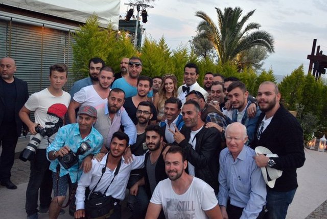 İkili daha sonra gazetecilerle hatıra fotoğrafı çektirdi.