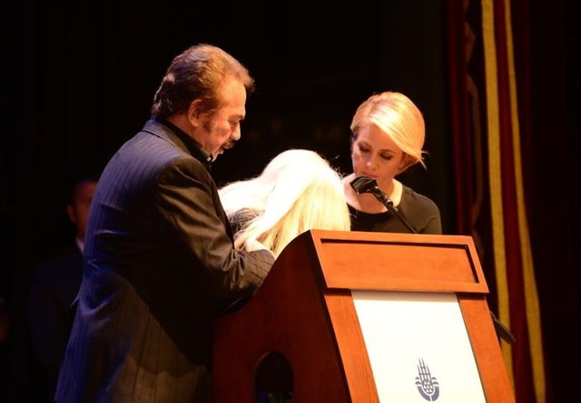 "BEN ONA' OY OY' DERDİM" - Sanatçı Orhan Gencebay, Oya Aydoğan'a "Oy oy" diye seslendiğini ifade ederek, "Ben ona Oy Oy derdim. Ben onun ağabeyiydim o benim kardeşimdi.