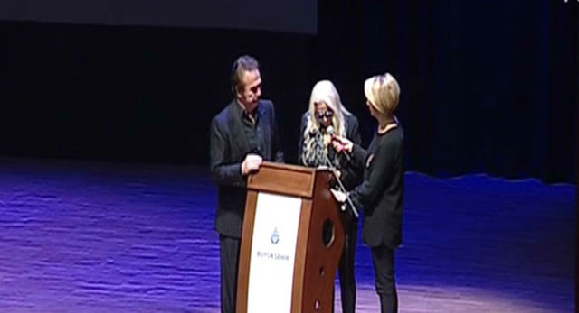 Sevim Emre, mektubun sonunda gözyaşlarına boğularak, fenalaştı. Emre, eşi Gencebay tarafından salondan çıkarıldı.