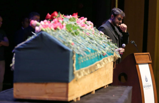 Hepimizin gideceği yer belli, orada selamlaşacağız belki bilmiyorum ama, erken gitmesi bizi kahretti doğrusu. Daha çok büyük hayalleri vardı. Nur içinde yatsın başımız sağ olsun" şeklinde konuştu.