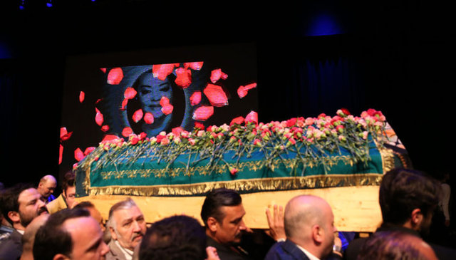 Bir hafta önce geçirdiği rahatsızlık nedeniyle yoğun bakıma kaldırılan ve dün sabah hayatını kaybeden ünlü sanatçı Oya Aydoğan'n bugün ebediyete uğurlanıyor.