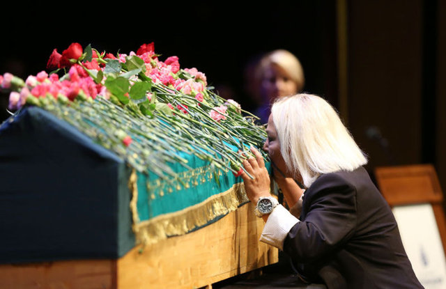 "OĞLU İÇİN KENDİ HAYATINI İKİNCİ PLANA ATARDI" - Ünlü isimlerden Safiye Soyman'da Aydoğan'ın kendisine aldığı kolyenin hikayesini gözü yaşlı anlatarak.