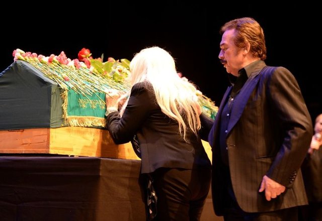 Aydoğan tedavi gördüğü sırada ünlü sanatçıya yazdığı mektubu okurken fenalık geçiren Sevim Emre ise eşi Orhan Gencebay tarafından salondan çıkarıldı.