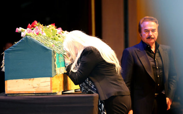 SEVİM EMRE'DEN OYA AYDOĞAN'A DUYGULANDIRAN MEKTUPOya Aydoğan'ın yakın arkadaşı Orhan Gencebay'ın eşi Sevim Emre, Aydoğan hastanede iken onun için yazdığı mektubu göz yaşları içerisinde okudu. -  