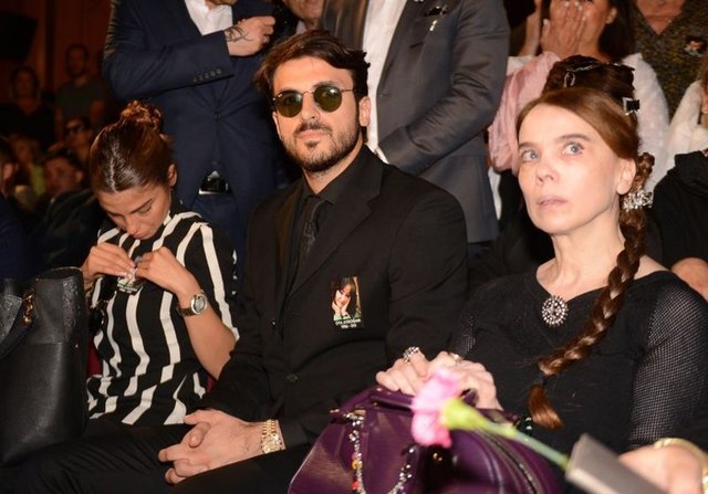 O kadar iyi kalpli bir insandı ki böyle bir annem olduğu için çok çok mutluyum öncelikle. Ona layık bir evlat olmak istiyorum. Ona hakkını ödeyebilir miyim bilmiyorum ama.  Elimden ne geliyorsa yapacağım" dedi.