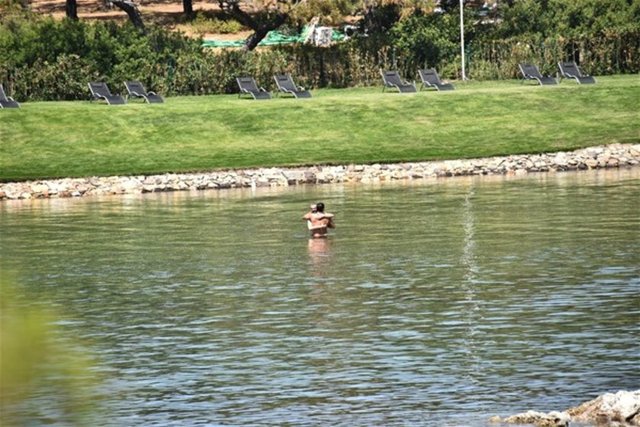 Suyun içinde açma germe hareketleri yapan İmirzalıoğlu, bir ara arkadaşıyla güreşmek istedi. Sonrasında da sarılarak gülüştü. 