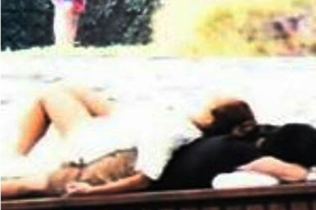 İlker Kaleli ve sevgilisi Burçin Terzioğlu güneşlenirken böyle görüntülendi.