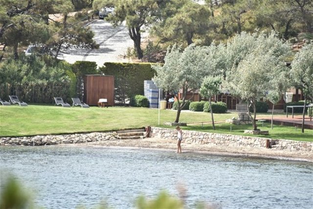 Kumsal da suyun soğukluğunu ayağı ile kontrol eden Sinem Kobal "Kenan soğuk girme" diye seslense de sözünü dinletemedi.