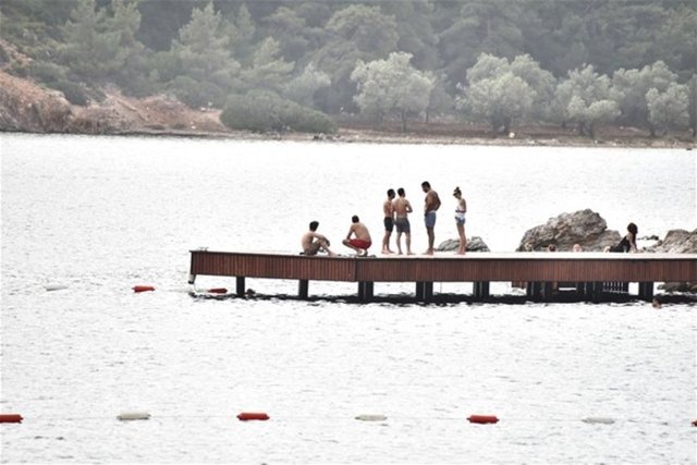 DÜĞÜNÜN ÜZERİNE SOĞUK SU Kadınların suyu soğuk bulmasıyla ortam Kenan İmirzalıoğlu'na kaldı.
