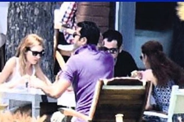 Düğünün olduğu otelde yakın dostlarıyla tatil yapan çiçeği burnunda çiftin mutlulukları her hallerinden belliydi.