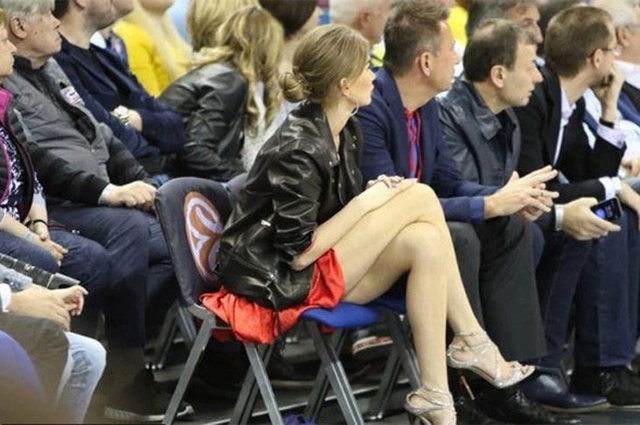 Katarina Konks her CSKA maçında Rusya bayrağının renklerinden (beyaz, mavi ve kırmızı) oluşan bir elbise giymeye özen gösteriyor.