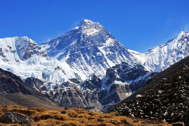 Ancak Hawaii'deki Mauna Kae Yanardağı, deniz seviyesinin altında kalan gövdesi de eklendiği takdirde Chimborazo'nun da önüne geçiyor.