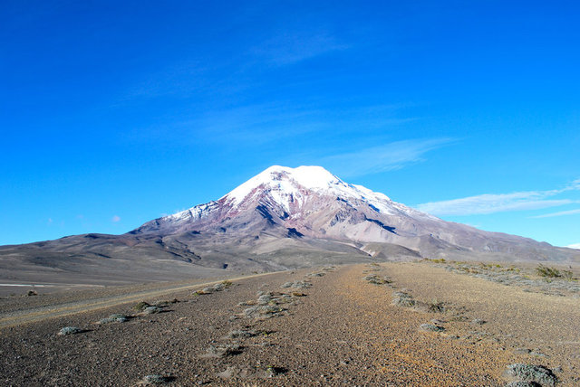 Everest deniz seviyesinden yükseklik açısından hâlâ dünyanın bir numarası. Ancak Fransız bilim insanlarına göre dünyanın merkezi ile dağların zirve yükseklikleri arasındaki mesafe dikkate alınırsa Everest elindeki bu unvanı bırakmak zorunda. 