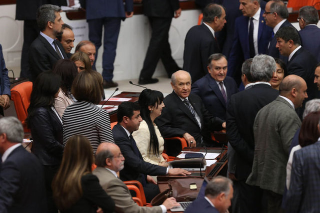 1. madde 373 kabul oyu aldı. 2. madde de 136 ret oyuna karşılık, 374 evet oyuyla kabul edildi. Teklifin tamamı da 376 oyla kabul edildi.