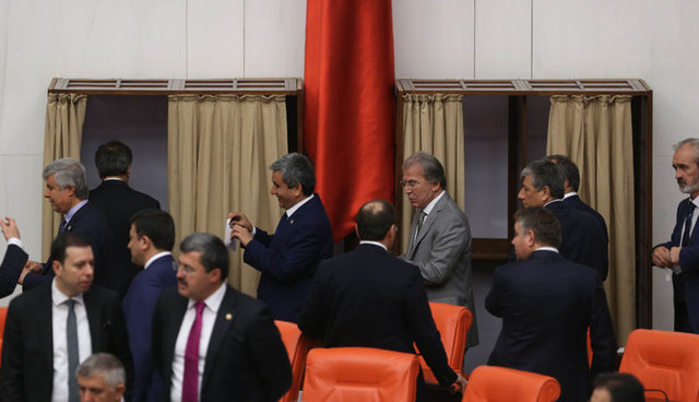 TBMM Genel Kurulu'nda görüşülen dokunulmazlıkların kaldırılması teklifi, referanduma gerek kalmadan 3 turda da kabul edildi.