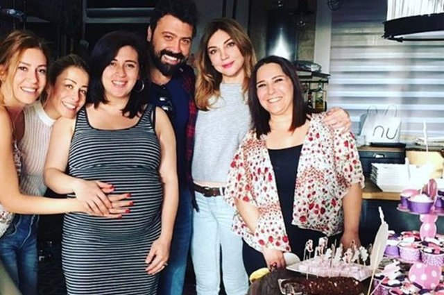 Gönder'in fotoğraflarına takipçileri tarafından çok sayıda yorum ve beğeni yapıldı.