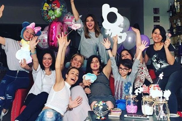 Burcu Gönder, partinin fotoğrafları kendi Instagram hesabından takipçileriyle paylaştı.