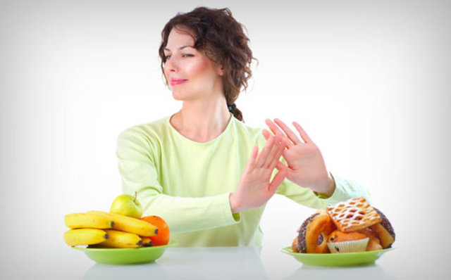 Yağsız ve kolesterolü düşürme amaçlı diyetlerin, sağlık açısından yıkıcı sonuçlarının olduğuna dikkat çeken İngiliz dernekleri, piyasadaki mevcut diyetlerin toplumda obezite krizine yol açtığını belirterek az yağlı beslenme vaat eden diyetlerin yeniden gözden geçirilmesi için yetkililere çağrıda bulundu.