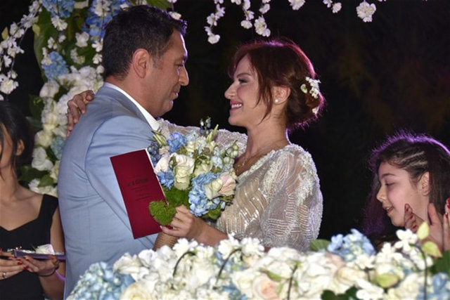 Gecede nikâh şahitliği yapan Erkan Petekkaya, "İnşallah onların çocuklarının, yeğenlerimizin yüzlerini okşayacağız" diyerek çifte bebek mesajı yolladı.