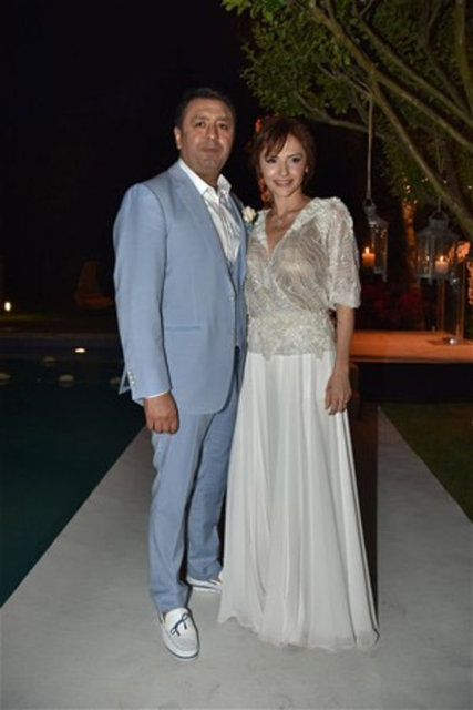 Nikâh ve hazırlıklar için yapımcısından üç gün izin aldığını belirten güzel oyuncu, "Balayımız iki günlüğüne Roma'da olacak" dedi. 