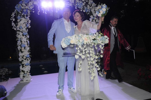 Uslu, "İlk tanıştığımız gün evlenme teklif etseydim, Sinem kabul ederdi. Biz ilk görüşte âşık olduk" dedi.