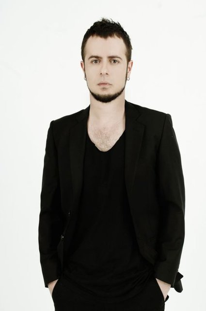 Emre Aydın'ın yönettiği 'Cinni: Uyanış' adlı korku filminin galası Nişantaşı'nda bir AVM'de yapıldı. Emre Aydın'ın yeni halini görenler tanıyamadı.