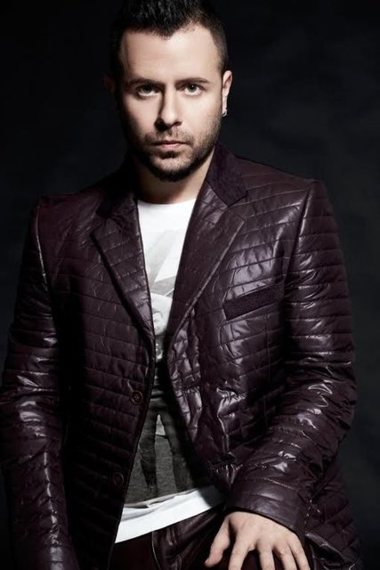 Yönetmenliğini yaptığı filmin galasında objektiflere poz veren Emre Aydın'ın kilolu hali görenleri şaşkına çevirdi.