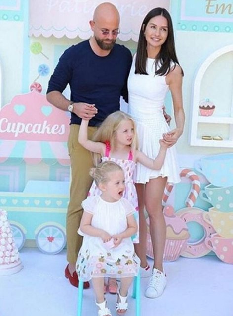 Açık havada kutlama yapmak isteyen ama o günlerde yağmur, çamur var diye eğlenceyi erteleyen çift dün Beykoz'daki villalarının bahçesinde kızları için ortak doğum günü partisi verdi. Emine 4, Ela 3 yaşına girdi.