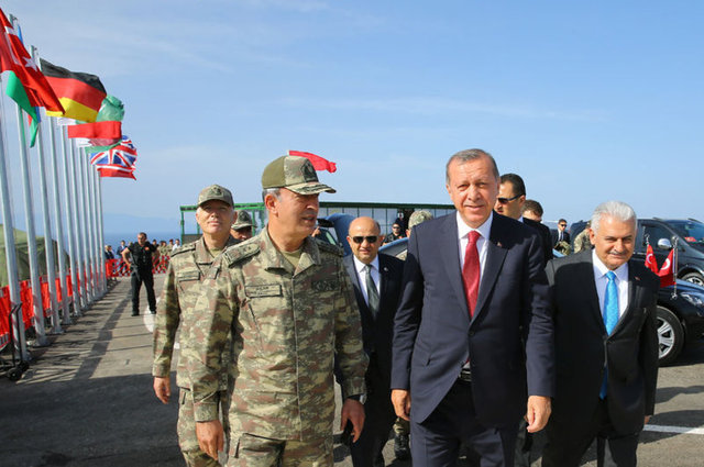 Erdoğan'ı tatbikat bölgesinde Başbakan Yıldırım ve Ege Ordu Komutanı Orgeneral Abdullah Recep karşıladı.