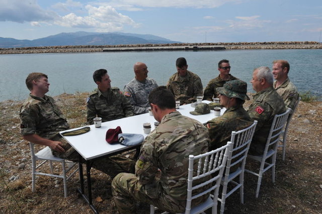 Biraraya gelen askerlerin ortak noktası ise futbol oldu. -  