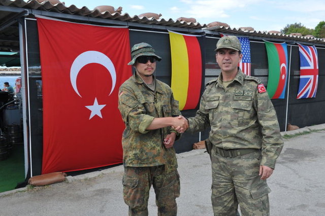 Alman ordusunda sözleşmeli onbaşı olarak görev yapan Hakan Keski ise Tekirdağlı gurbetçi bir ailenin oğlu. Almanya'da doğduğunu hatırlatan Keski, "Annem babam Türkiye'de doğdular. Evlenirken Almanya'ya taşındılar. 9 yıldan beri askerim, mutluyum." dedi. -   -  