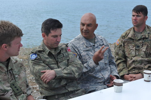 Efes 2016 Birleşik Müşterek Fiili Atışlı Tatbikatına katılan Türk kökenli personel ile Türk askerler arasında geçen sıcak sohbet dikkat çekti.  -  