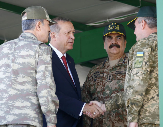 79 ülkeden 255 seçkin gözlemciTatbikatın Seçkin Gözlemci Günü'nü Cumhurbaşkanı Erdoğan ve Başbakan Yıldırım'ın yanı sıra, Azerbaycan Savunma Bakanı Zakir Hasanov, Suudi Arabistan Genelkurmay Başkanı Abdulrahman Saleh Al Bunyan, Katar Genelkurmay Başkanı Ghanim bin Shaheen Al-Ghanim, Ukrayna Genelkurmay Başkanı Viktor Muzhenko, Polonya Genelkurmay Başkan Yardımcısı Anatol Wojtan, ABD Avrupa Kara Kuvvetleri Komutanı Ben Hodges, Japonya Kara Kuvvetleri Komutanı Kiyofumi Iwata ve Pakistan Kara Kuvvetleri Komutanı Raheel Sharif'in de aralarında bulunduğu 79 ülkeden 255 gözlemci ve temsilci takip ediyor.