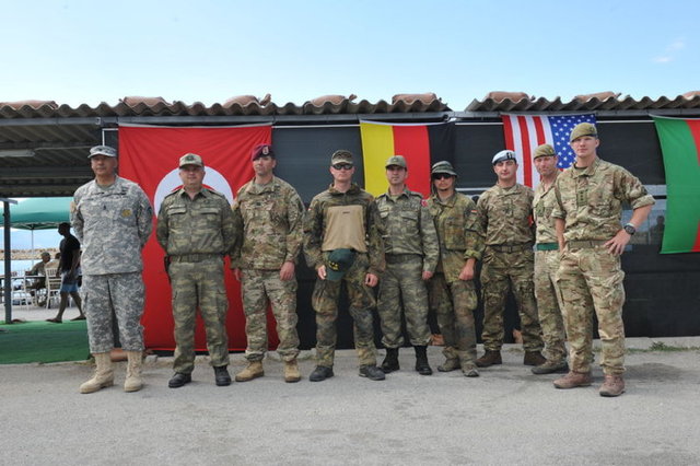 Ankara'da büyüdüğünü belirten Akpınar, "Bizim aile Kars'tan gelmiş. Üniversiteyi bitirdim. 1984'ten beri Amerika'dayım. Bizim askerlerle çalışmak gurur verici. Hakikaten gurur duyuyorum." dedi.