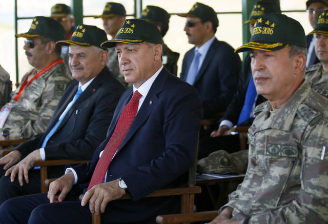 Cumhurbaşkanı Erdoğan, Başbakan Yıldırım, Genelkurmay Başkanı Orgeneral Akar, Milli Savunma Bakanı Işık ile seçkin gözlemciler, üzerinde "Efes 2016" yazılı şapkalar taktı.