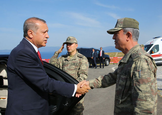 BİRLİKTE İZLEDİLER - Cumhurbaşkanı Erdoğan, tatbikatın yapıldığı Seferihisar ilçesinin Doğanbey bölgesine helikopterle geldi. Erdoğan'ın bulunduğu helikoptere, askeri helikopterler eşlik etti.