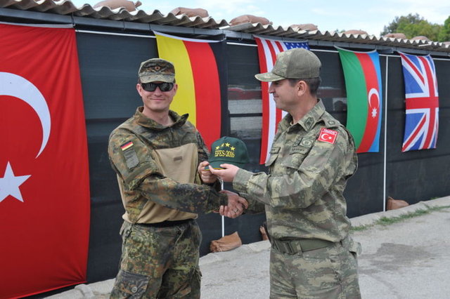 Helikopter teknisyeni olan Astsubay Çavuş Oğuz Yalvaç ise İngiliz Ordusunda görev yapıyor. Yalvaç şöyle konuşuyor: "Babam Türk, Konya'dan. Annem İngiliz Londra'dan. Ben Londra'da doğdum. İngiliz okuluna gittim. Şimdi 4 yıldır asker olarak çalışıyorum." -  