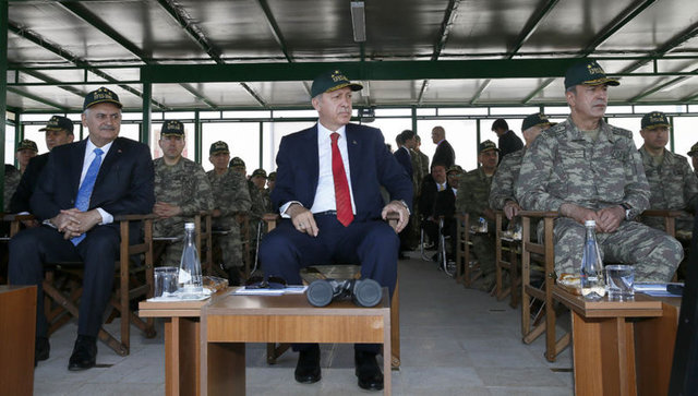 Seçkin Gözlemci Günü'ne katılan yabancı komutanları da selamlayan Erdoğan, daha sonra alandaki yerini aldı.