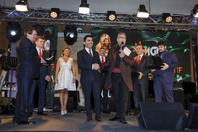 CİNER GRUBUNDAN ÖDÜLLERE AMBARGO Törenin medya sponsoru Show TV Genel Müdürü Suavi Doğan'ın teşekkür plaketini Mehmet Ali Erbil verdi. 