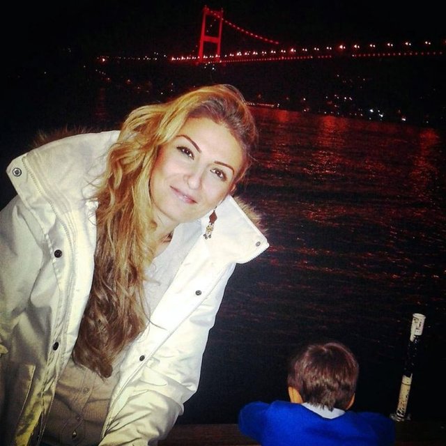 Beyefendi kişiliği ve karakteri ile sevilen, tarafımdan da bu yönüyle gurur duyulan Hamza Hamzaoğlu maalesef bilinenin aksine gösterdiği bu akıllara zarar tutumuyla beni hem bir kadın, hem de bir anne olarak manen tarifi mümkün olmayan şekilde yaralamış ve mağdur etmiştir."