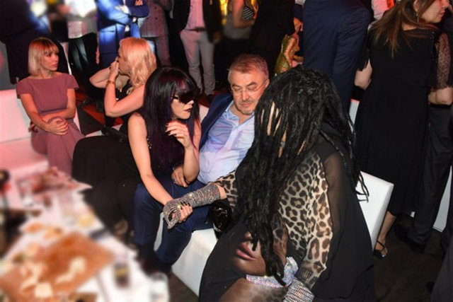 Hande Yener'in poposunu elleriyle tutan Bülent Ersoy, "Oh maşallah" dedi.