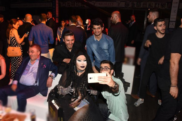 Orhan Gencebay'ın yanına geçeceği sırada Bülent Ersoy'un önünden geçen Hande Yener'e Diva elleriyle destek verdi. -  