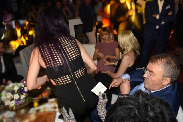 Ödül töreni yapılan alana giden Hande Yener, Bülent Ersoy ve Orhan Gencebay'ın olduğu ön locaya oturmak istedi. (Cadde)