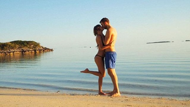 32 yaşındaki İskoç DJ Calvin Harris ve dünyaca ünlü pop şarkıcısı Taylor Swift ayrılığından yeni detaylar geldi. İkiliye yakın bir kaynak, ayrılığın gerekçesi olarak Harris'in Swift'le aynı geleceği paylaşmak istemediğini söyledi.